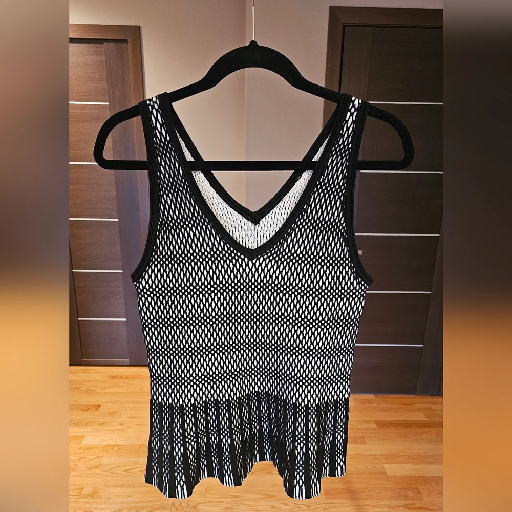 WHBM Black & White Geometric Mesh Peplum Top, Size S - Picture 2 of 3